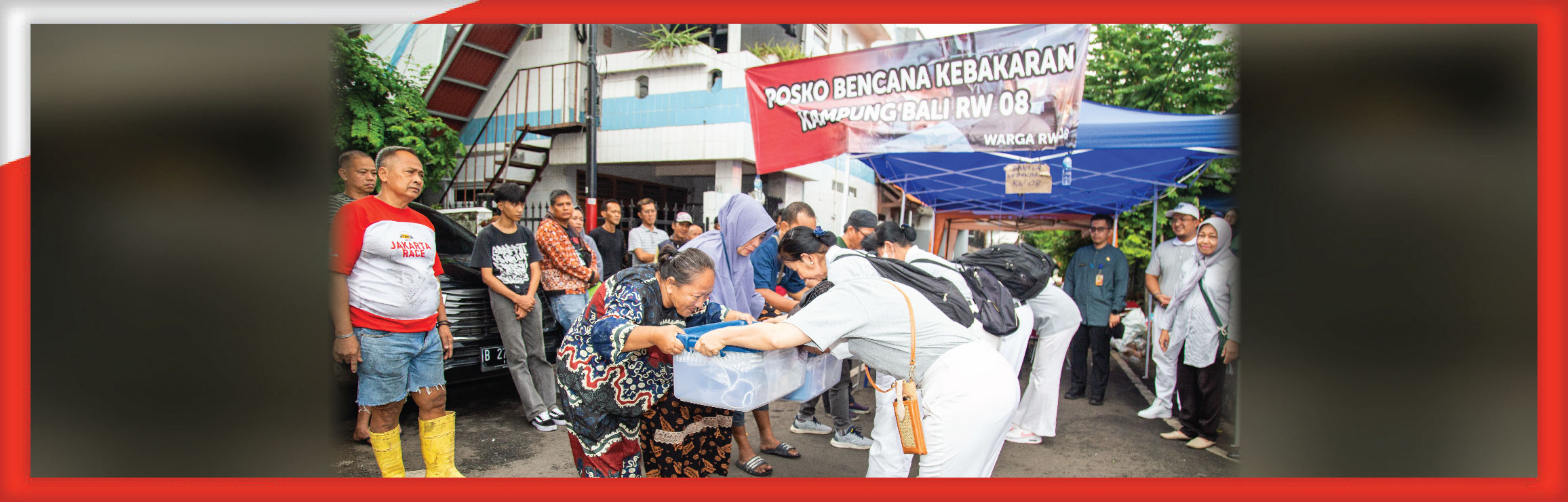 Komunitas Relawan Tzu Chi dari Asuransi Sinar Mas Bersama Relawan Tzu Chi Indonesia Menyalurkan Bantuan untuk Warga Terdampak Kebakaran di Kampung Bali